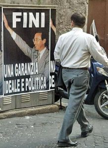 Die Partei „Alleanza Nazionale“ (AN) des Außenministers Gianfranco Fini, der auf Wahlplakaten mit dem „Saluto Romano“ - dem faschistischen Gruß - zu sehen war, machte bei jeder Gelegenheit Front gegen die Südtiroler.