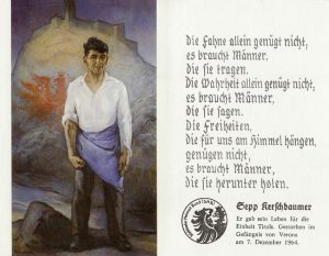 Dieses Bild Sepp Kerschbaumers, das ihn vor der Kulisse von Schloß Sigmundskron zeigt, ist heute als Postkarte in ganz Tirol weit verbreitet und erinnert an diesen selbstlosen und heldenhaften Mann.