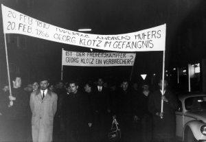 Richard von Helly (links im Bild im hellen Mantel) auf einer Kundgebung des Bergisel-Bundes in Linz.