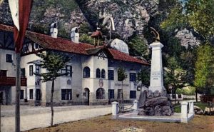 Historische Postkarte vom Gasthaus an der Mahr und dem davor stehenden Denkmal für Peter Mayr, welches am 25. September 1910 eingeweiht wurde.
