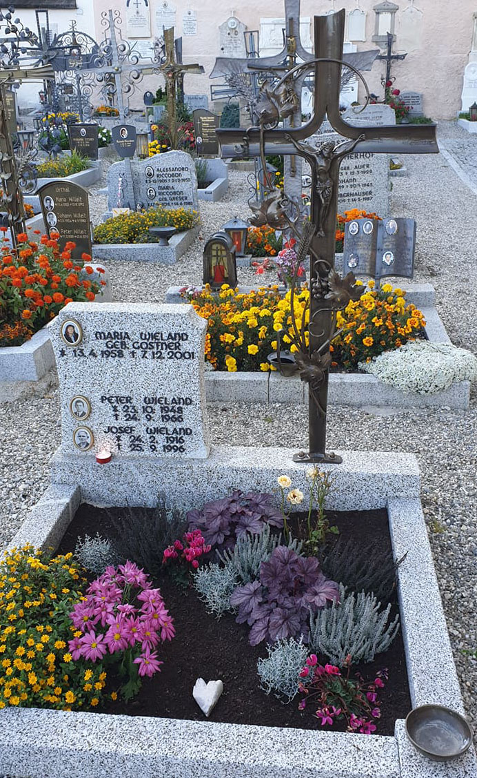 Die Beerdigung Wielands und das Familiengrab, in welchem er liegt. (Bilder Südtiroler Heimatbund)