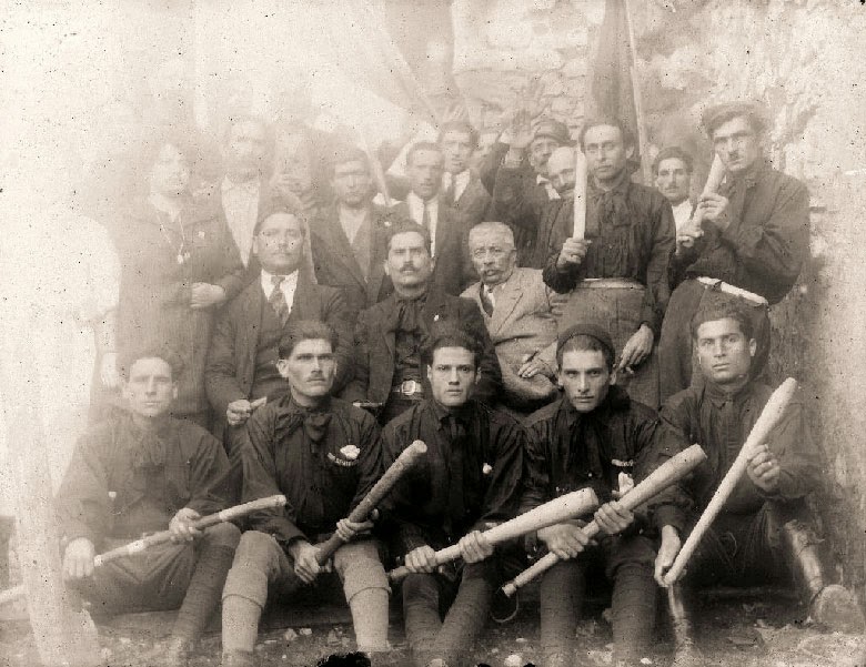 Faschistische „squadristi“, ausgerüstet mit dem „manganello“ – dem hölzernen Schlagstock.