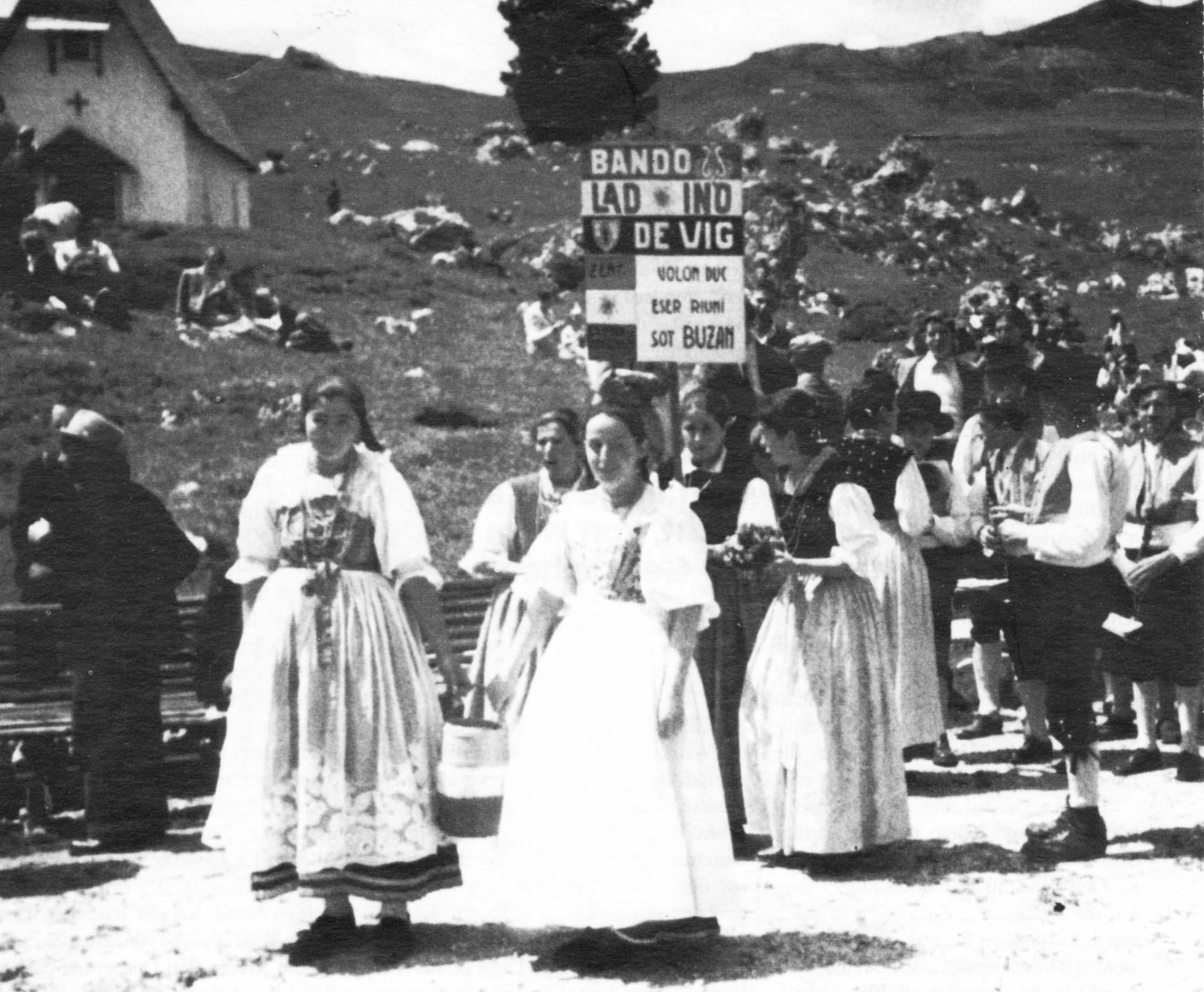 Dieses Bild zeigt eine Teilnehmergruppe aus Vig/Vigo im Fassatal. Auf der von ihnen getragenen Tafel stand auf Ladinisch geschrieben: „Wir wollen wieder unter Bozen vereint sein.“