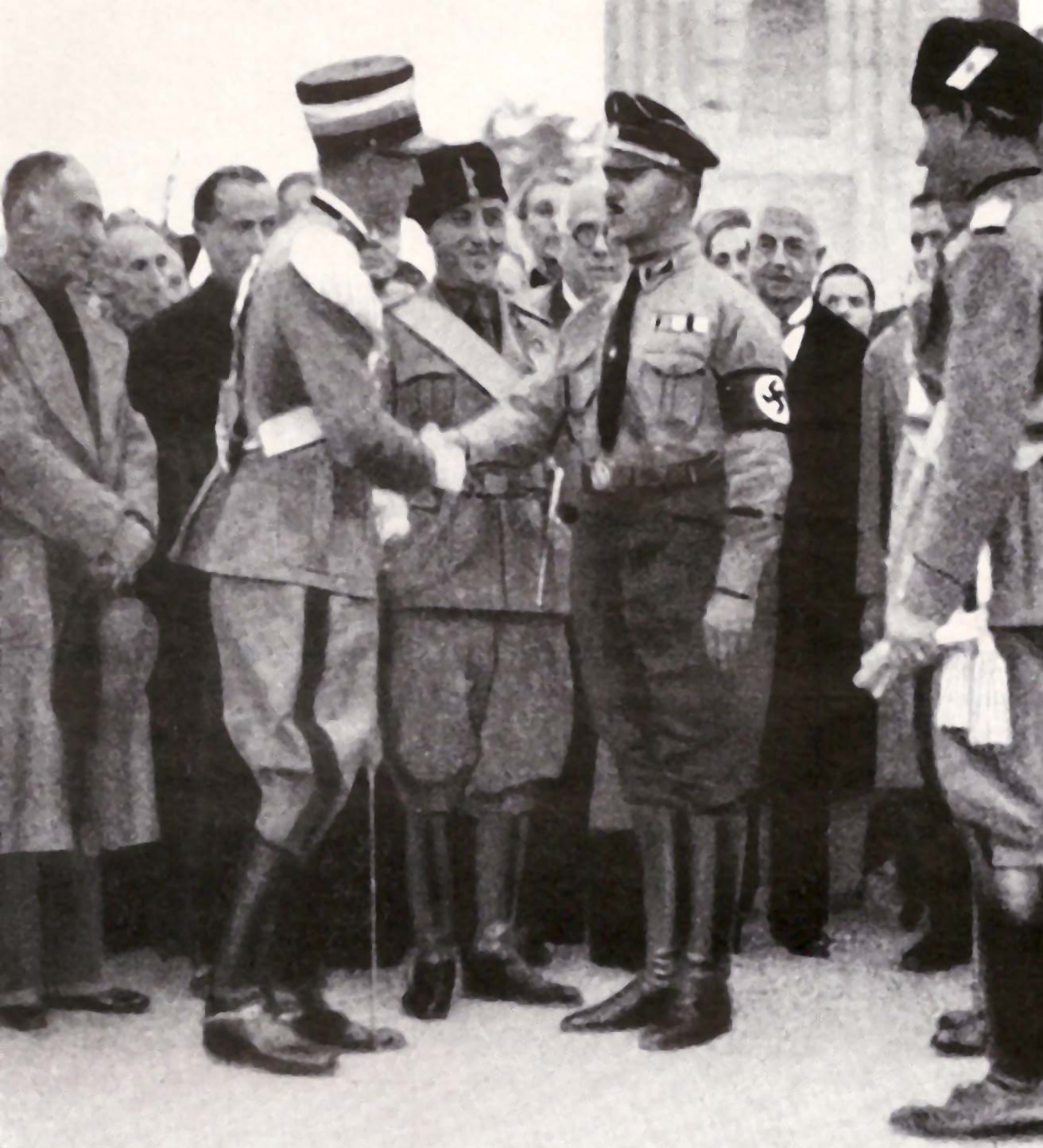 Die herzliche Komplizenschaft wurde auch öffentlich bekundet. 1932 überbrachte der nationalsozialistische Funktionär Theodor Eicke vor dem „Siegesdenkmal“ in Bozen dem faschistischen Herzog Filiberto Ludovico di Pistoia die persönlichen Grüße Hitlers.