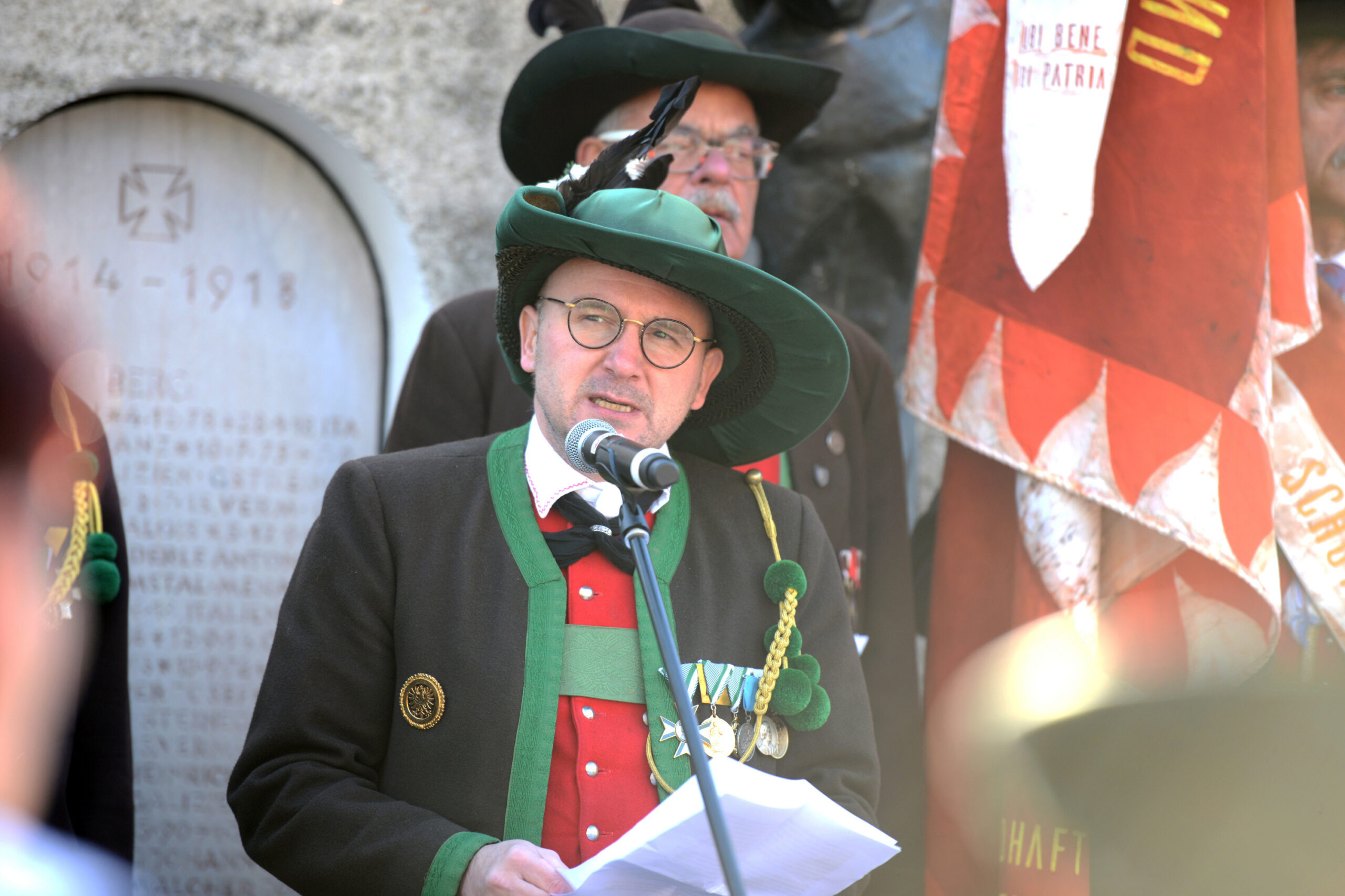 Der ehemalige Landeskommandant des Südtiroler Schützenbundes, Elmar Thaler, bei seiner Gedenkrede. (Bild Südtiroler Schützenbund)