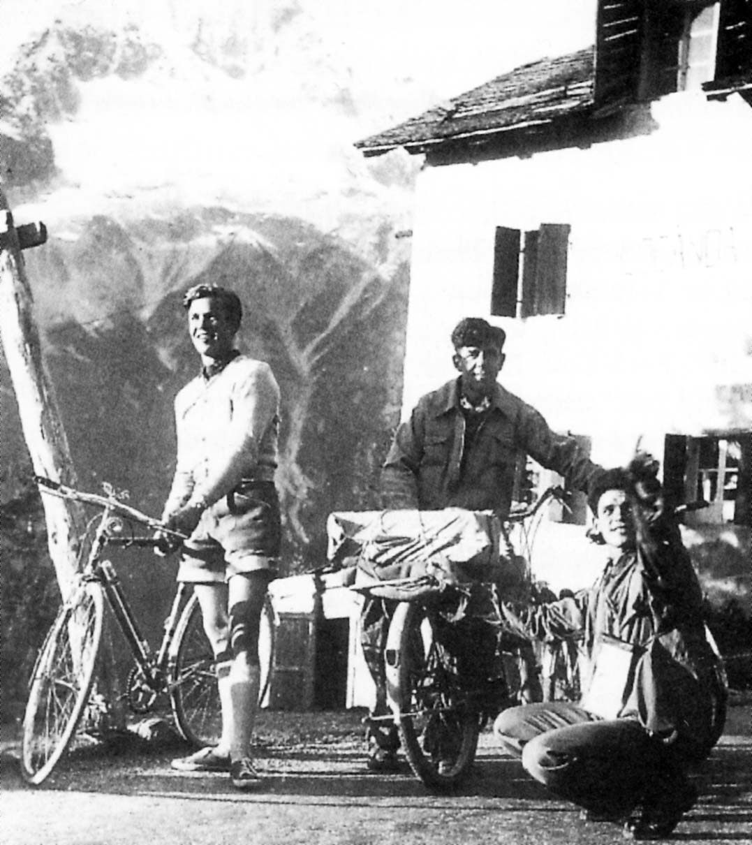 Sepp Kerschbaumer (Bildmitte) zusammen mit Freunden auf einer Radtour im Jahre 1934