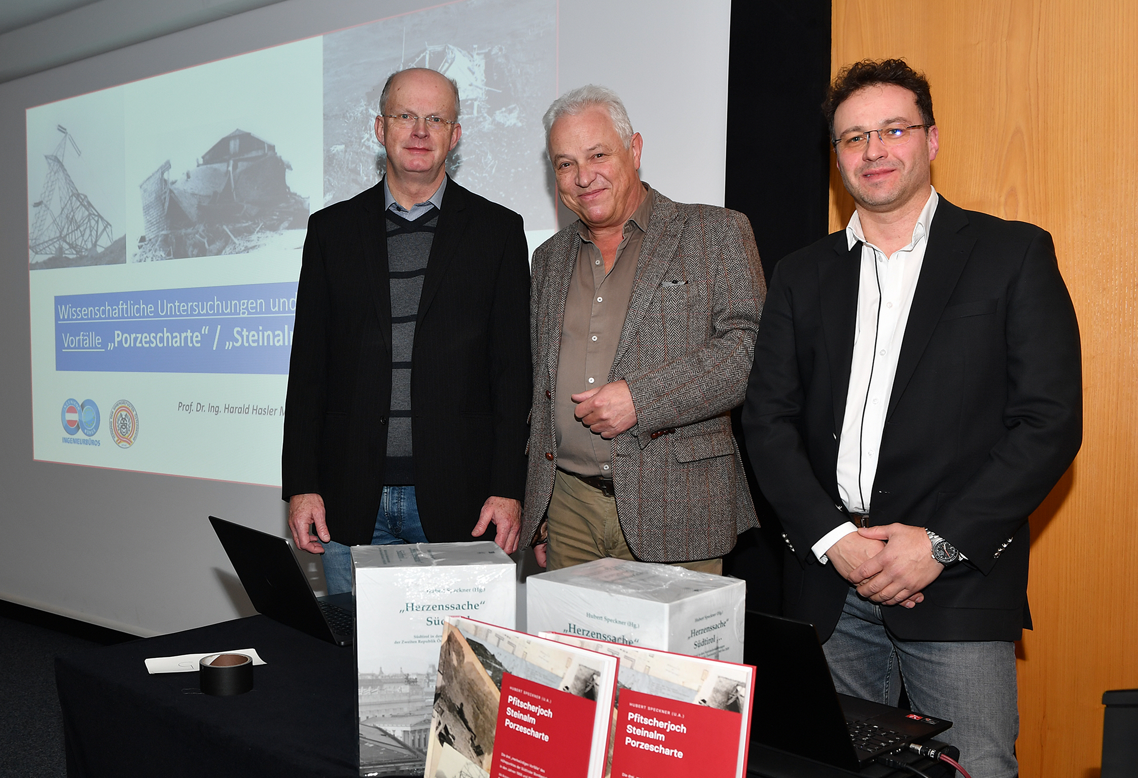 Oberst Dr. Mag. Hubert Speckner zusammen mit den Sprengsachverständigen Harald Hasler und Max Ruspeckhofer.