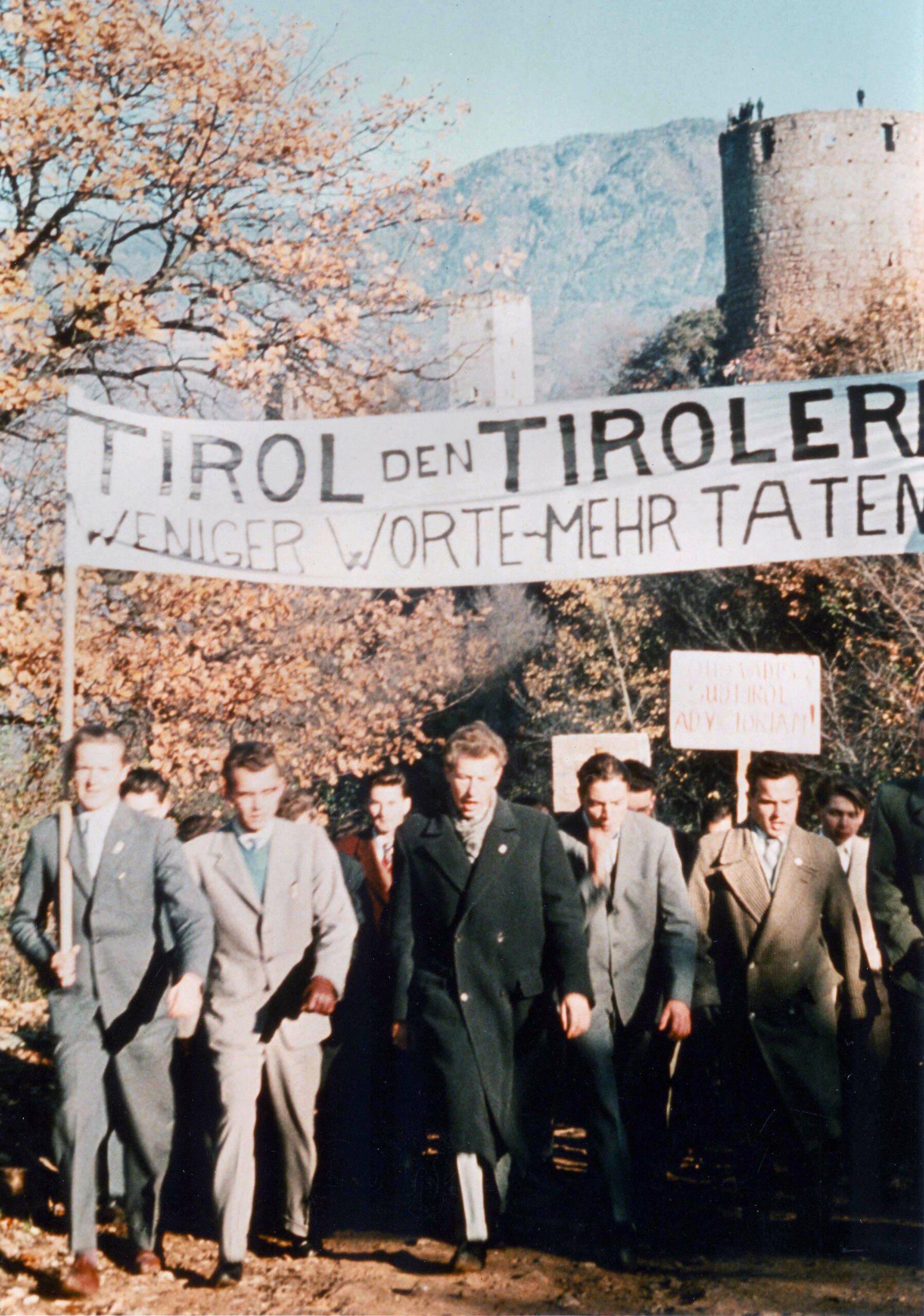 Ganz links im Bild: Der damalige Student Bruno Hosp als Träger der Transparentstange.