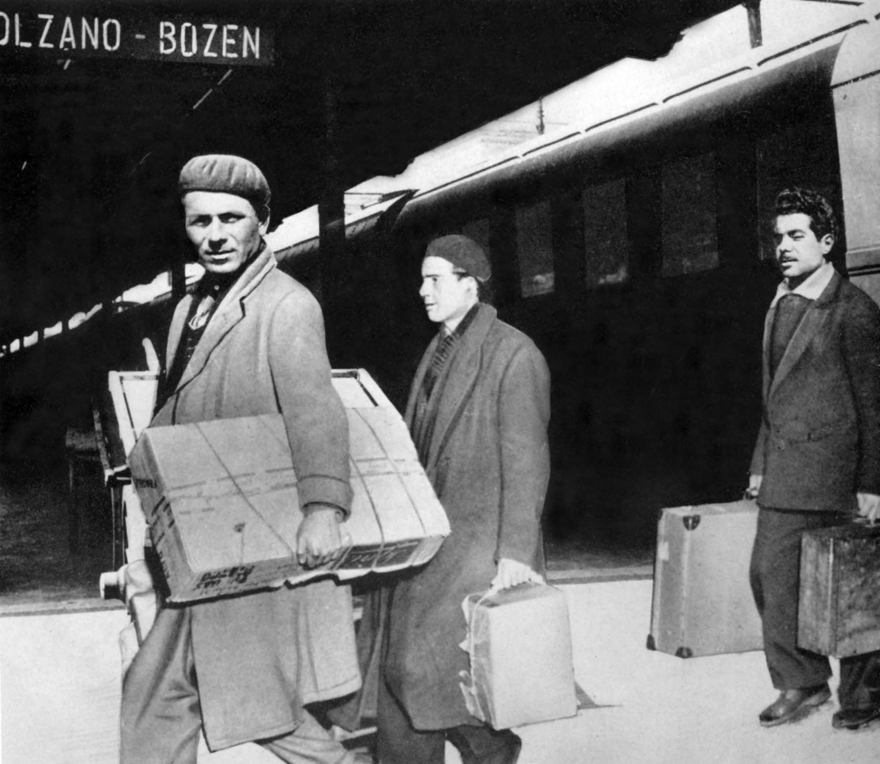 Die Zuwanderer aus dem Süden erhielten umgehend Arbeitsplätze und billige Wohnungen, die den Südtirolern weitgehend verweigert wurden. (Bild aus: Tiroler Landesregierung: „Südtirol – Alarm für Europa“, Innsbruck 1959)