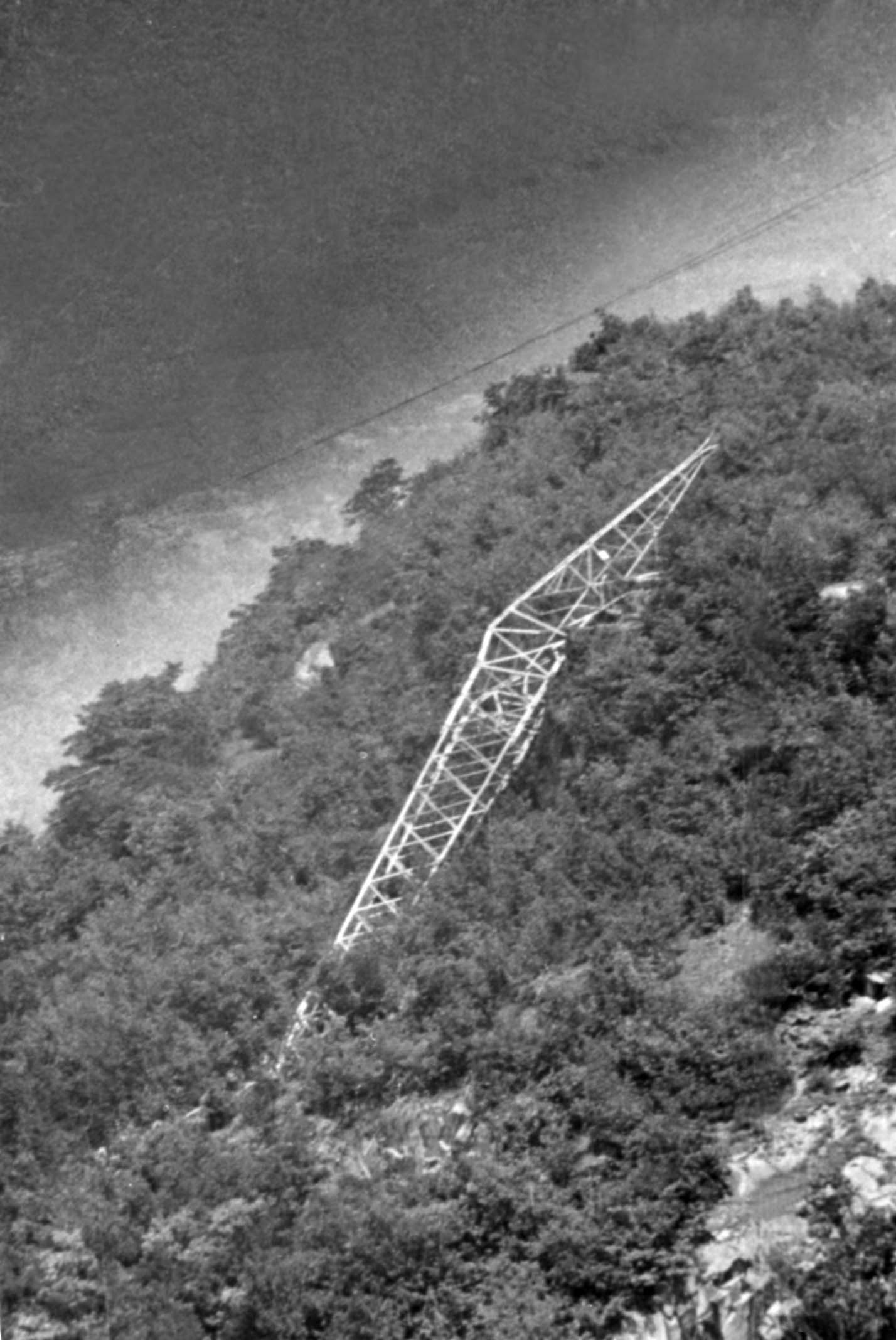 Einer der in der „Feuernacht“ gesprengten Masten. (Bild Archiv)
