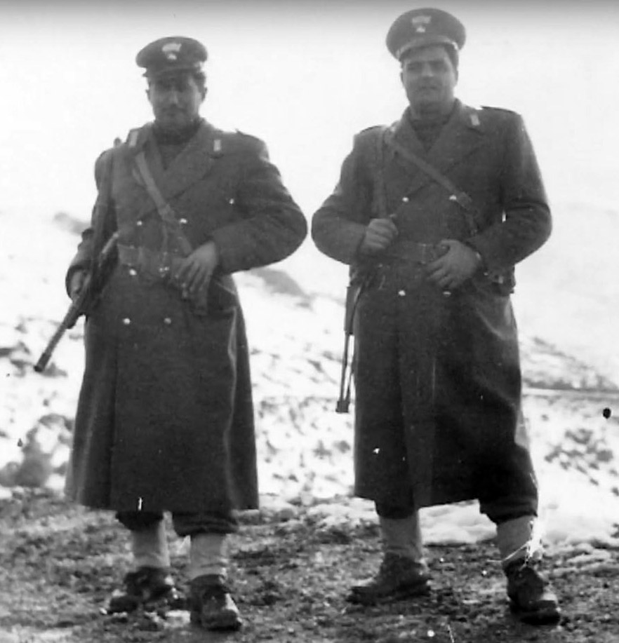 Italienische Carabinieri brachten ihre Gewehre in Anschlag gegen Sepp Forer. (Bild Archiv)