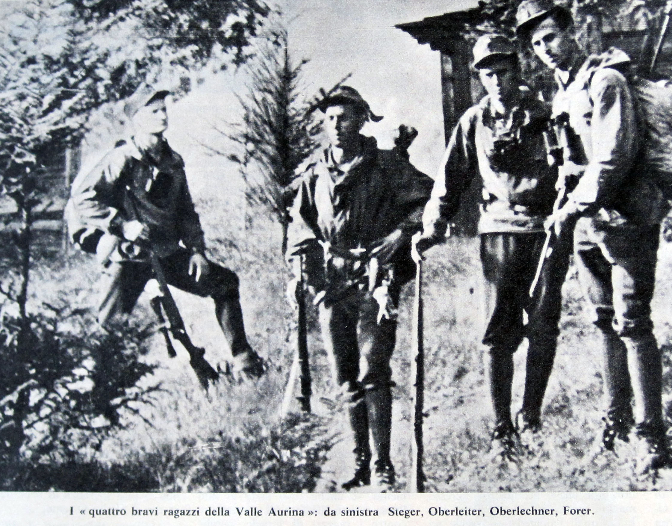 Bild aus „Domenica del Corriere“ vom 11. Juli 1967: Die Gruppe der „Pusterer Buam“ - von links nach rechts: Siegfried Steger, Heinrich Oberlechner, Heinrich Oberleiter, Sepp Forer. Die „Pusterer“ gingen bewaffnet in den Einsatz, um nicht wehrlos der Verhaftung und der Folter in einer Carabinierikaserne anheim zu fallen.