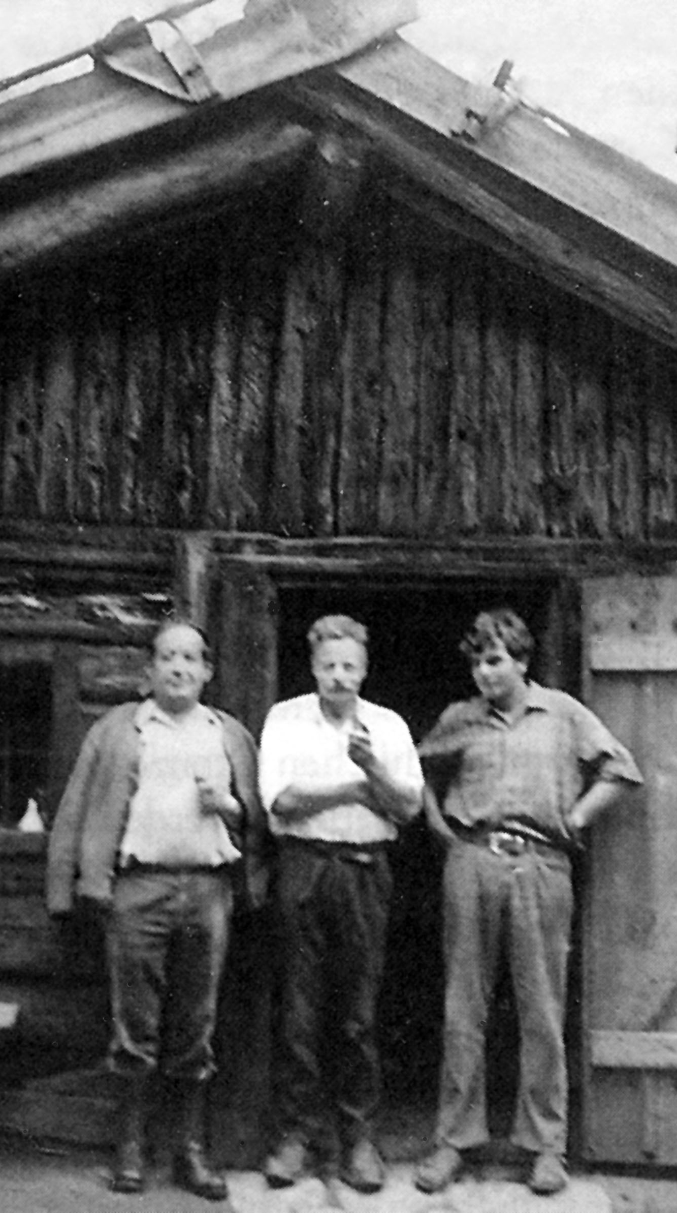 Georg Klotz (Mitte) zusammen mit Freunden vor der Köhlerhütte im Ruetztal. (Bild aus: Eva Klotz: „Georg Klotz – Freiheitskämpfer für die Einheit Tirols“, Wien 2002.