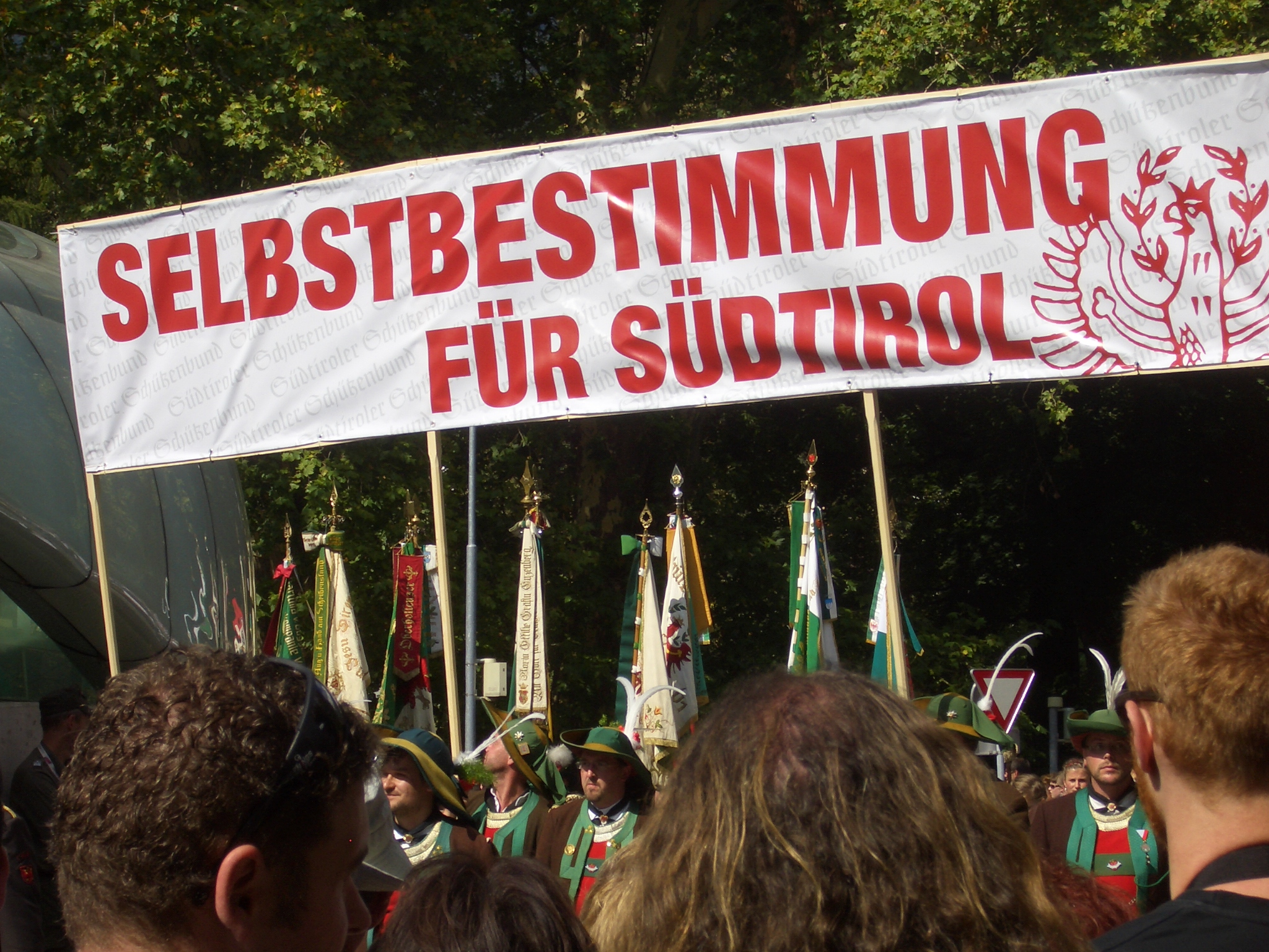 Vergeblich hatten österreichische Politiker versucht, das Mitführen solcher Transparente auf dem Landesfestzug von 2009 in Innsbruck zu verhindern. (Bild Archiv)