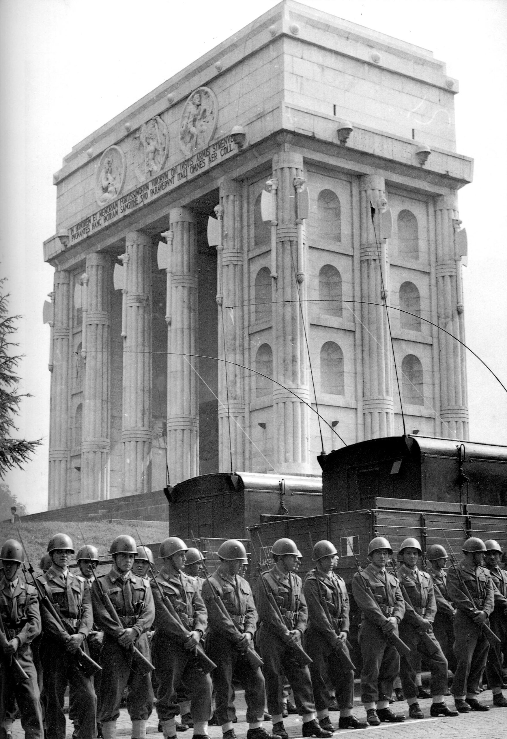 Italienisches Militär vor dem faschistischen „Siegesdenkmal“ in Bozen. (Bild Archiv)