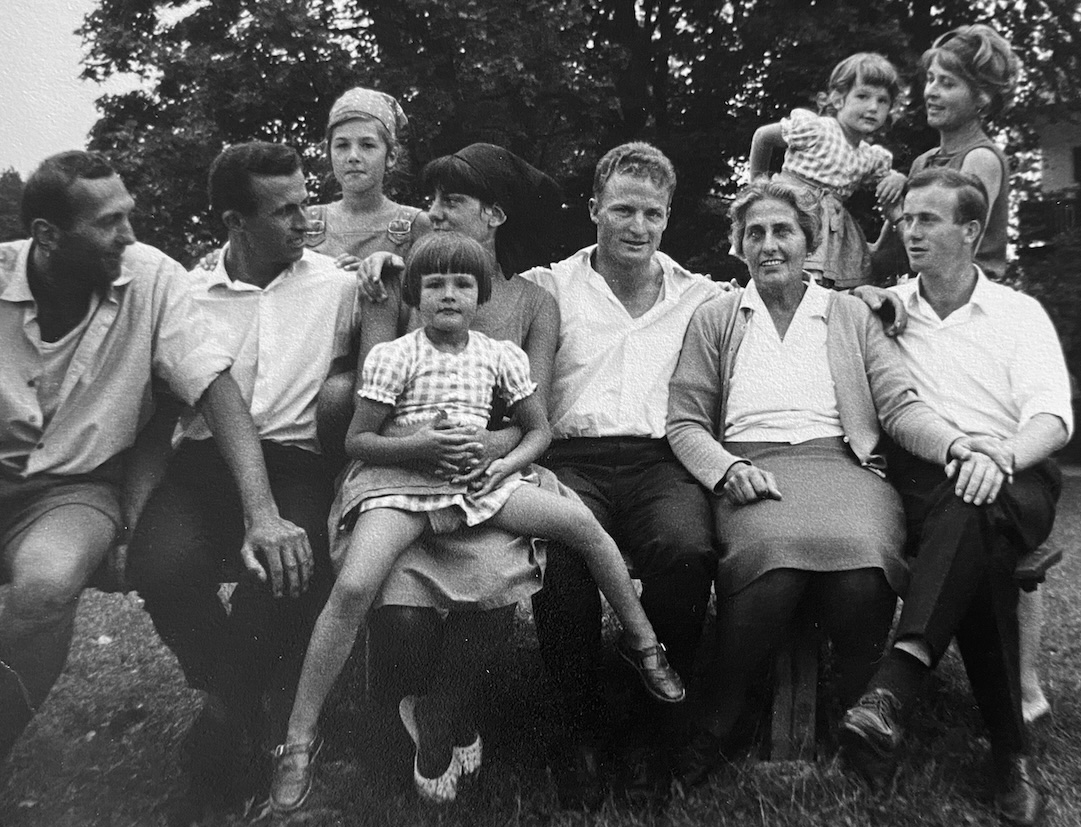 Kurt Welser (ganz links) und seine Familie nahmen die Freiheitskämpfer Forer, Oberlechner und Steger gastfreundlich bei sich auf. (Bild Archiv)