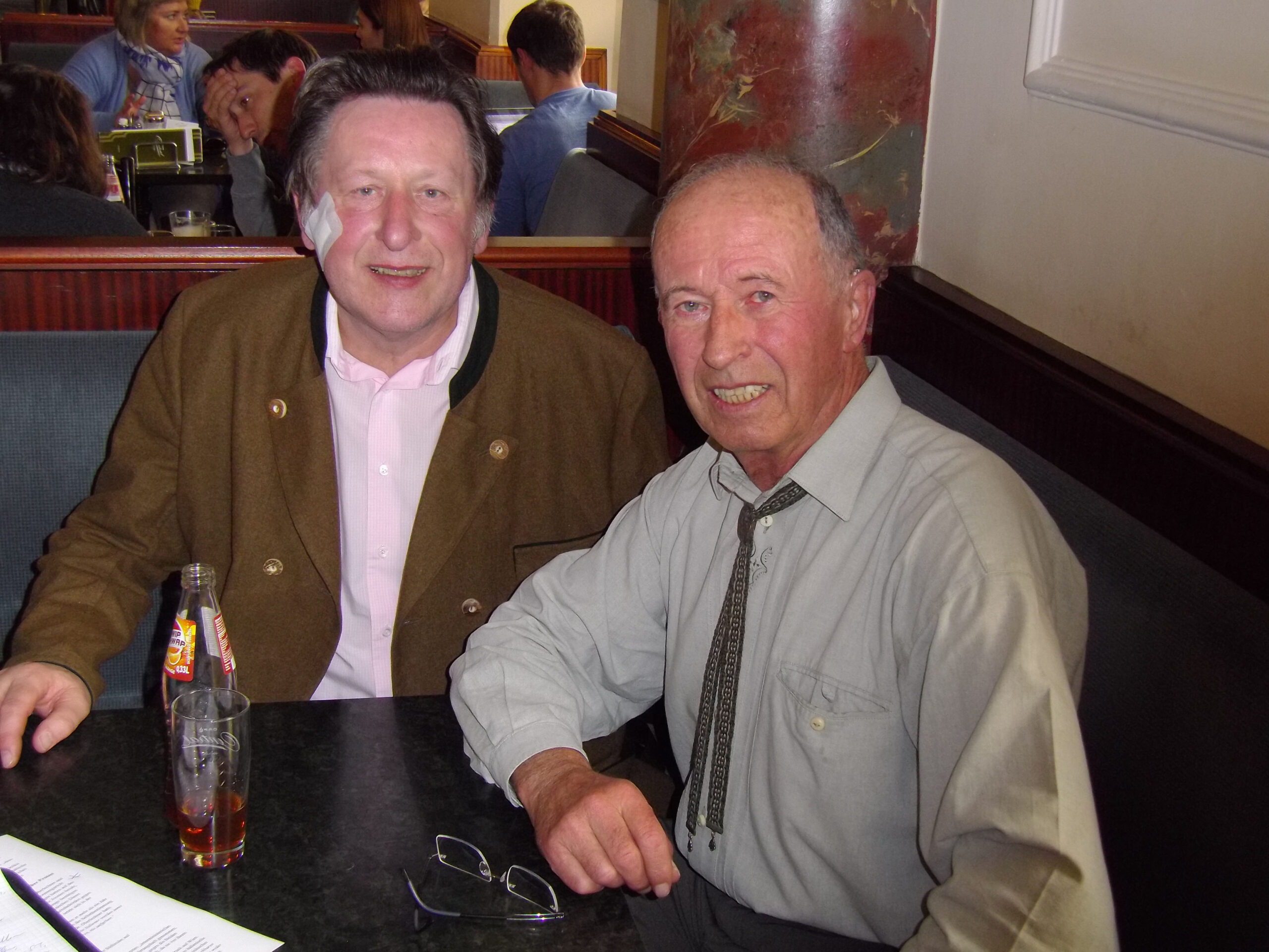 Prof. Dr. Erhard Hartung (links) mit Sepp Forer bei einem gemeinsamen Treffen. (Bild Hartung)