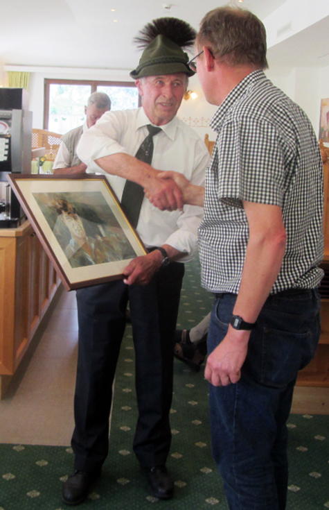 Roland Lang überreicht das Bild Sepp Kerschbaumers an Sepp Forer. (Bild SHB)