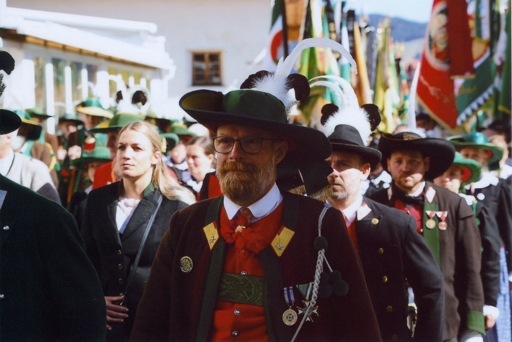 Der Landeskommandant des Südtiroler Schützenbunde Roland Seppi war mit seinen Schützen nach Ladis gekommen – links von ihm ist auf diesem Bild auch die aus Südtirol stammende Nordtiroler Landtagsabgeordnete Gudrun Kofler, eine Enkelin des Freiheitskämpfers Georg Klotz, zu sehen.