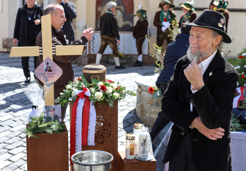 Siegfried Steger vor der Urne des verstorbenen Kameraden und Kampfgefährten. (Bild SSB)