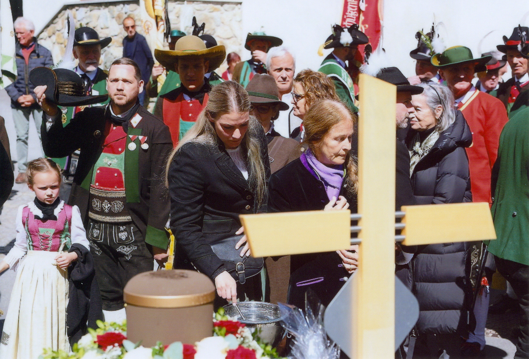 Dr. Eva Klotz (im Bild direkt links neben dem Kreuz). (Bild SSB)