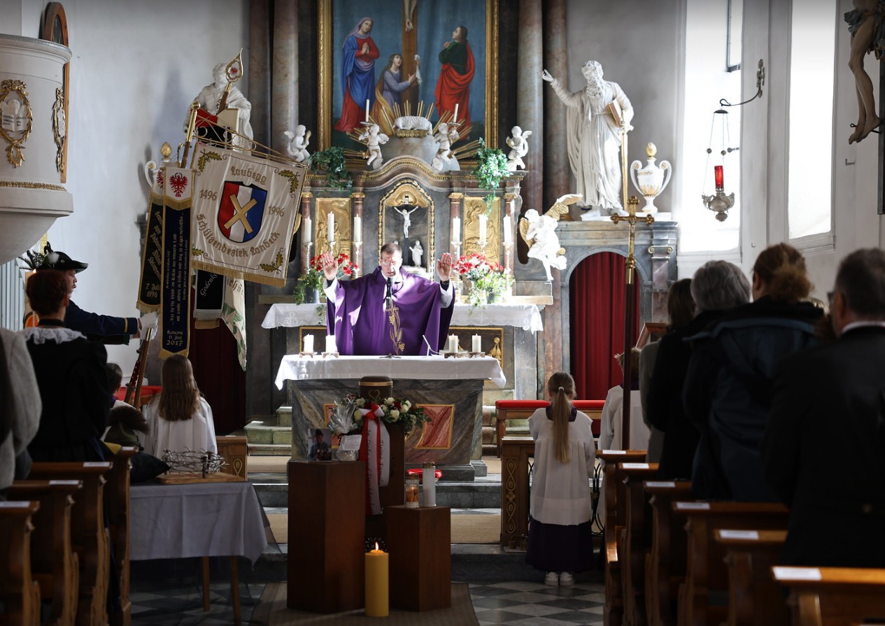 Pfarrer Pfurtscheller bei der Totenmesse in der Kirche. (Bild SSB)