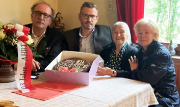 Alois Wechselberger (Bildmitte) besuchte mit Freunden vom AHBT wiederholt Frau Orian (rechts vom ihm Bild).