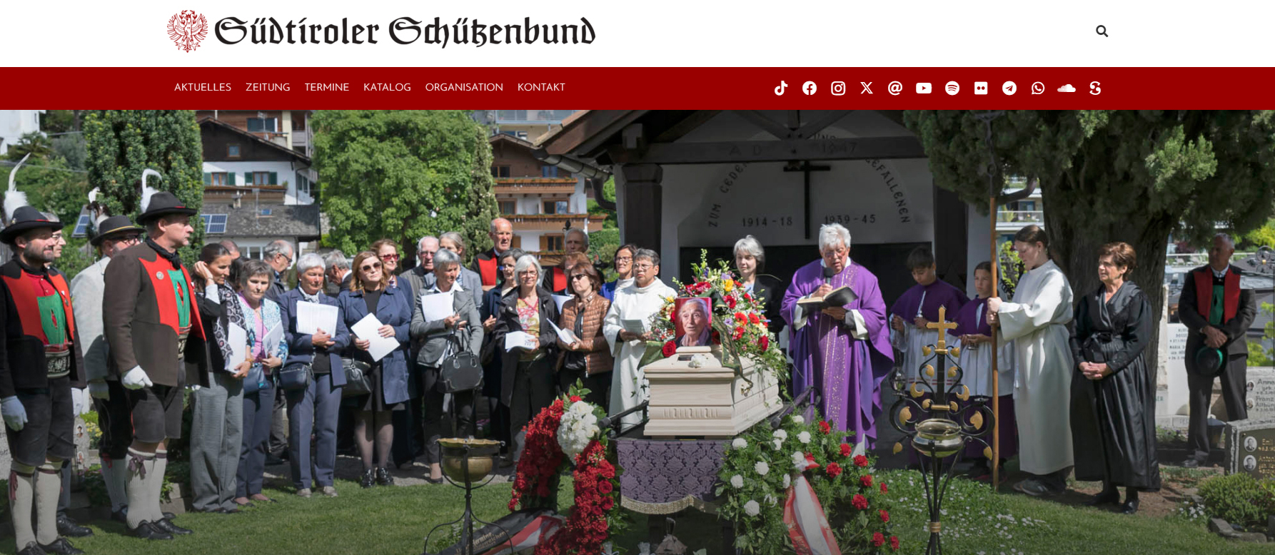 Die ehemalige Südtiroler Landtagsabgeordnete Dr. Eva Klotz, die Tochter des legendären Freiheitskämpfers Georg Klotz, nahm an dem Begräbnis teil.(Bild SSB)