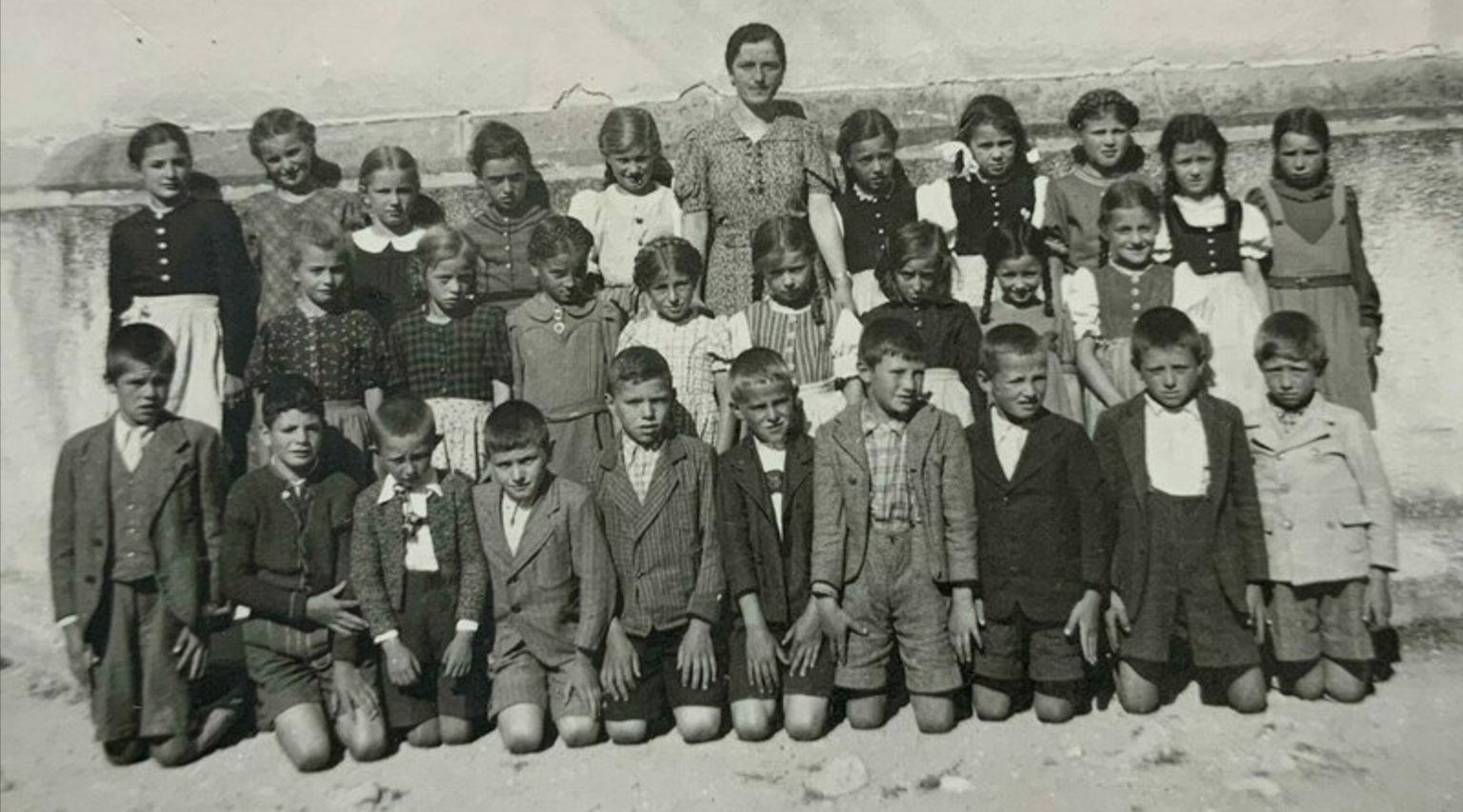 Hermine Mayr-Orian mit Kindern, die sie heimlich in deutscher Sprache unterrichtete.