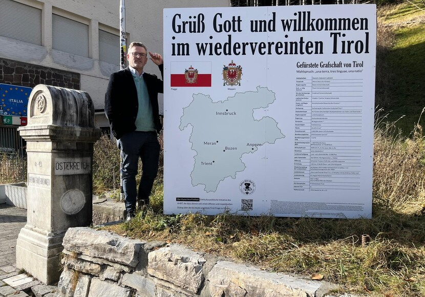 Mit einer großen Tafel wies Alois Wechselberger (hier im Bild) auf die Sehnsucht nach einem wiedervereinten Tirol hin. (Bild AHB)