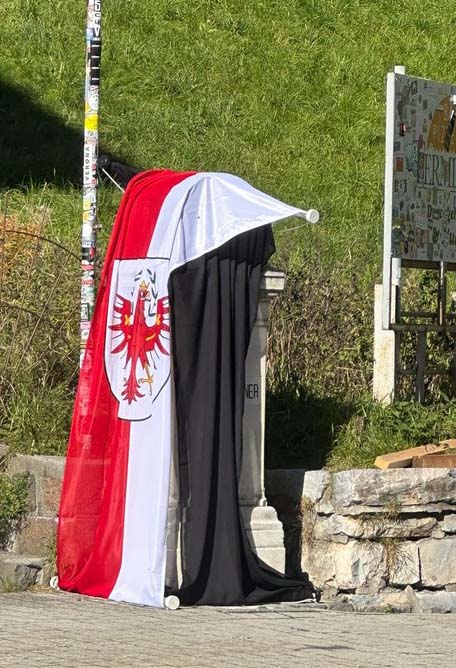 Der verhüllte Grenzstein (Bild AHB)