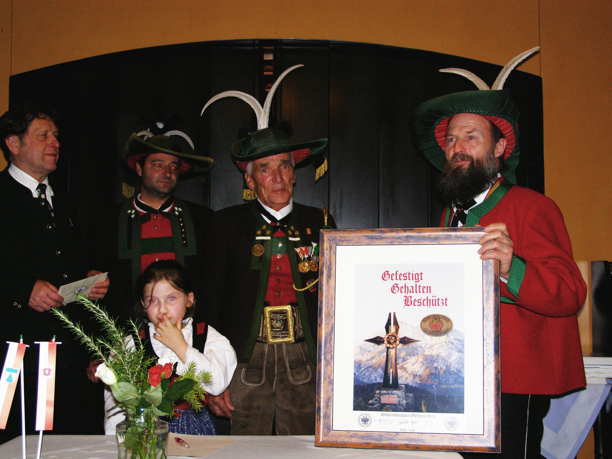 Siegfried Steger im Jahre 2006, als ihm die Schützenkompanie Oberwielenbach dieses Bild überreichte. Unter dem Kreuz steht geschrieben: „Für Freiheit und Recht.“ (Bild: SSB). Ganz links im Bild der ehemalige Freiheitskämpfer Univ.-Prof. Dr. Erhard Hartung