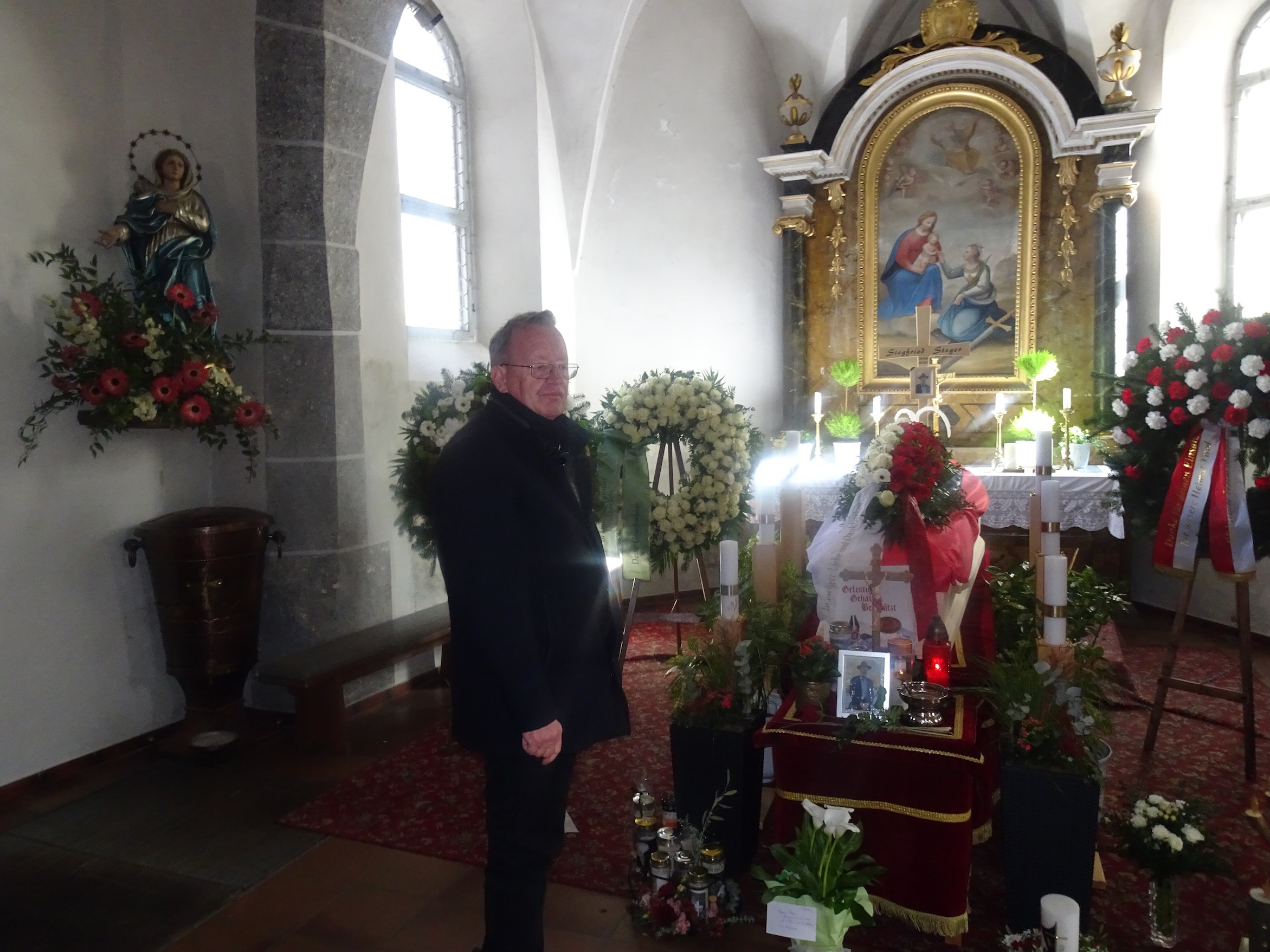 Roland Lang, der Obmann des Südtiroler Heimatbundes (SHB), nahm Abschied von dem toten Freiheitskämpfer. (Bild: SHB)