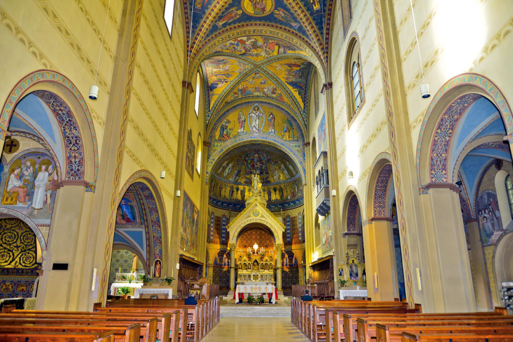 Der Altarraum der 1899 eingeweihten Eucharistinerkirche in Bozen. (Bild: www.glorie.at)